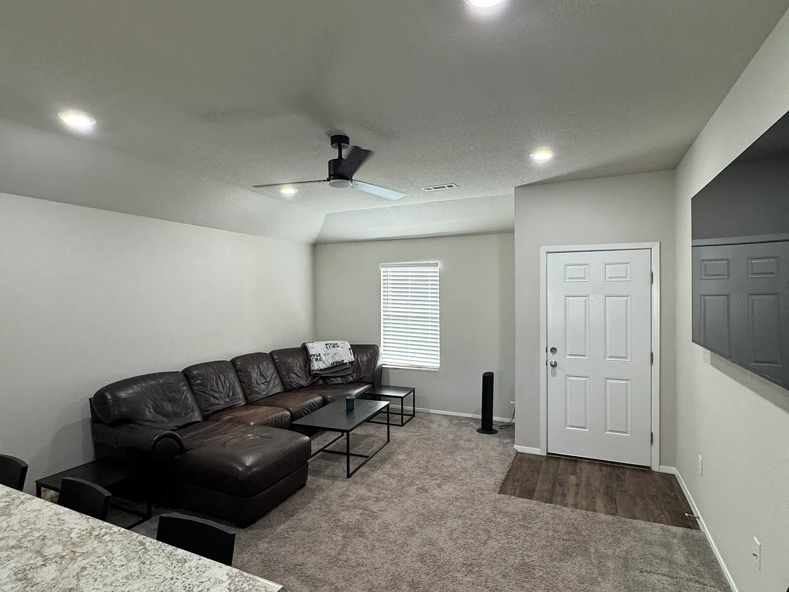 3 bed, 1209 sqft, $2,100 — Photo 2