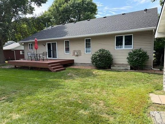 3rd image of 714 E Crescent Ln