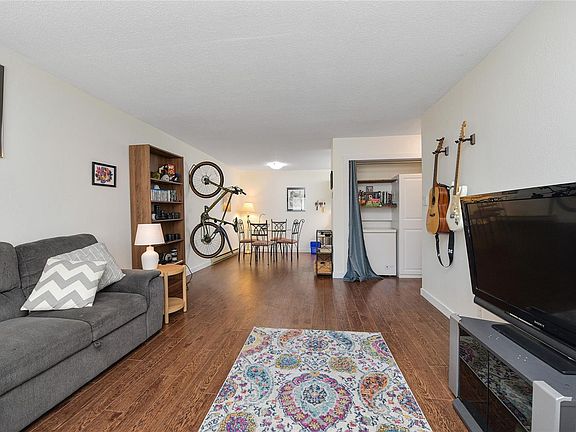 4th image of 848 Esquimalt Rd #7