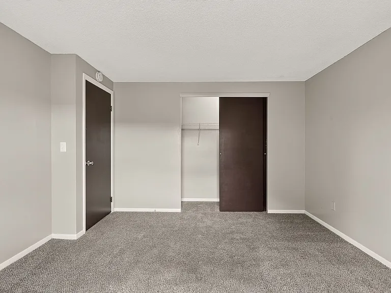East Towne Apartments — Photo 23