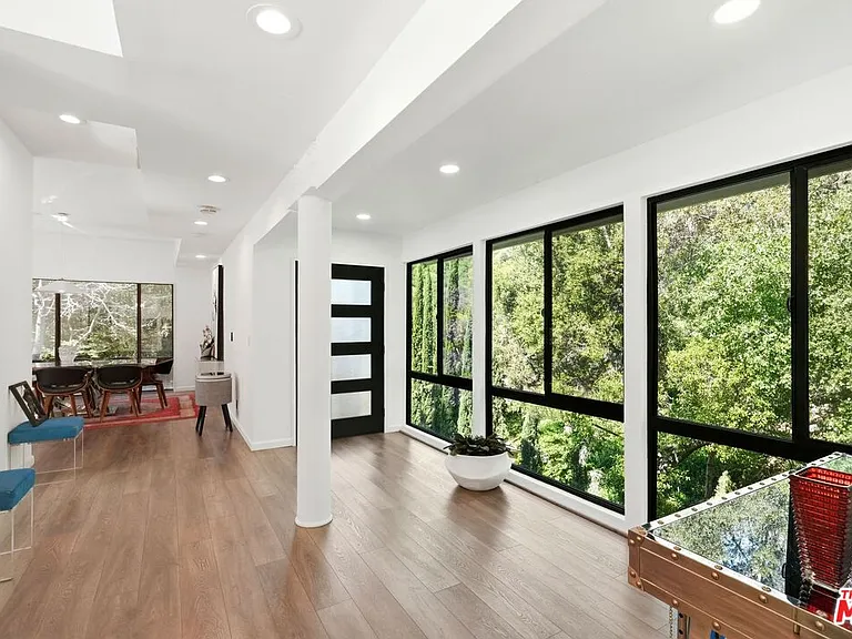 2350 Benedict Canyon Dr — Photo 13