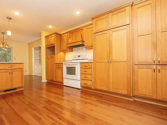 5th image of 601 Brown Ln