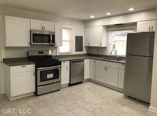 24 Glenwood Dr, Round Lake Beach, IL 60073