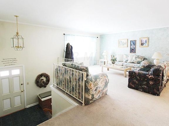 4th image of 823 Harvey Dr