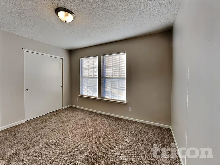 10428 Kensington Way — Photo 10
