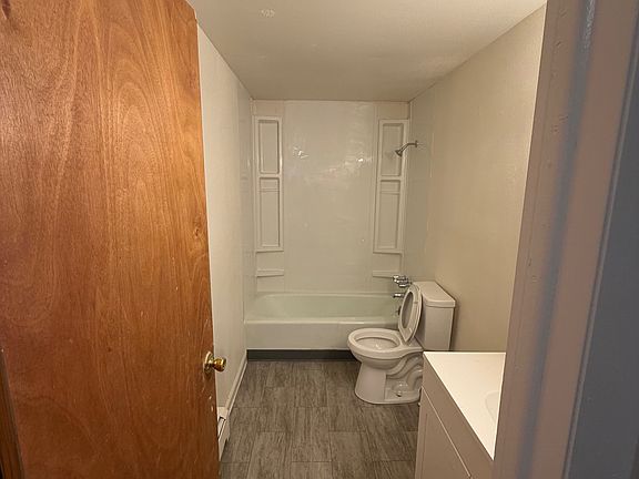 3rd image of 2927 Glendale Dr Unit 4