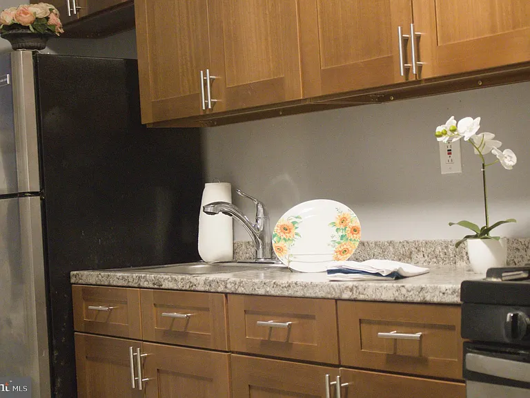 936 Carteret Ave — Photo 2
