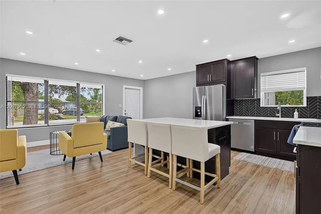 3 bed, 1427 sqft, $3,600 — Photo 2