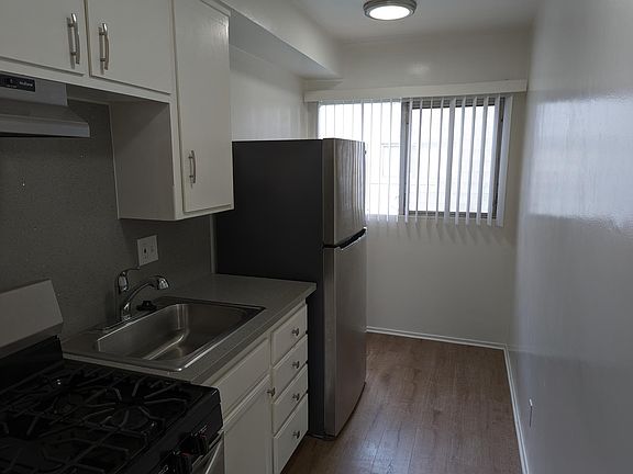4th image of 1942 Pelham Ave #8