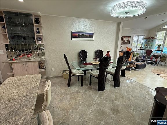 4th image of 21 Millar Ct #A