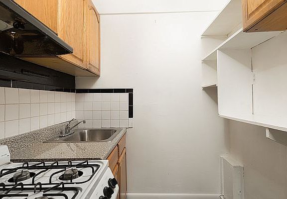 3rd image of 925 Bedford Ave