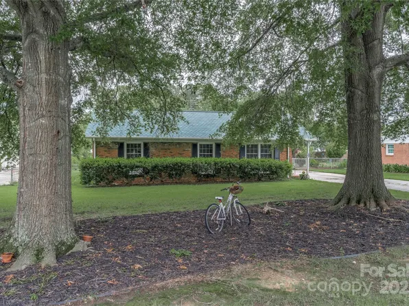 6206 Clearwater Dr, Indian Trail, NC 28079