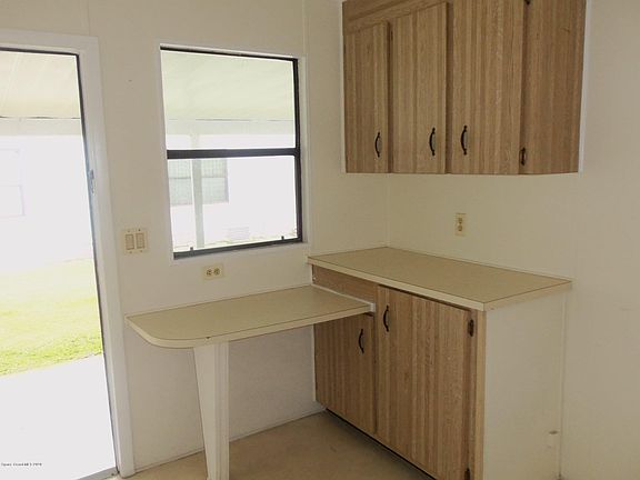 4th image of 619 Amaryllis Dr