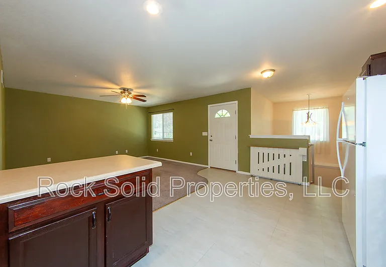 407 E 5th St — Photo 16