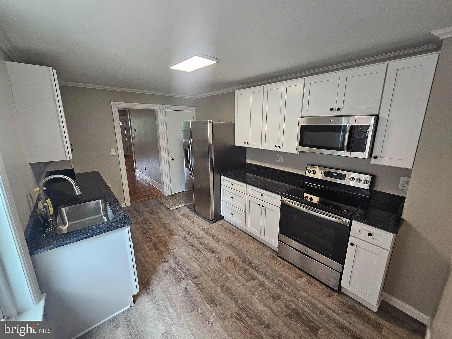 3 bed, 1.0 bath, 1107 sqft, $1,800 — Photo 3