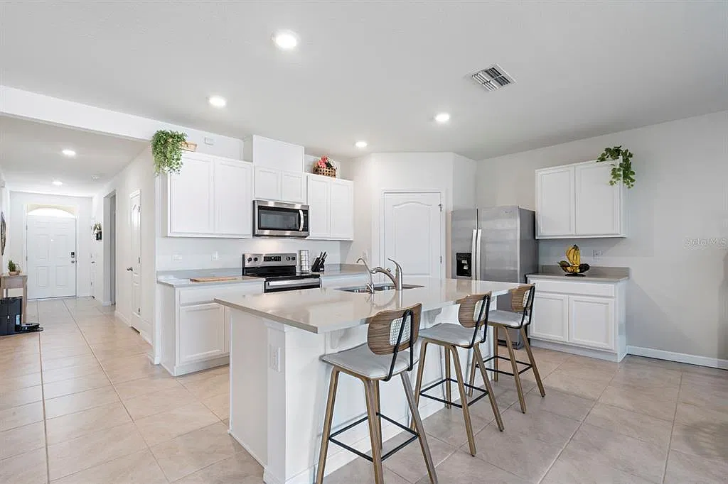 4 bed, 2.0 bath, 1827 sqft, $2,300 — Photo 4