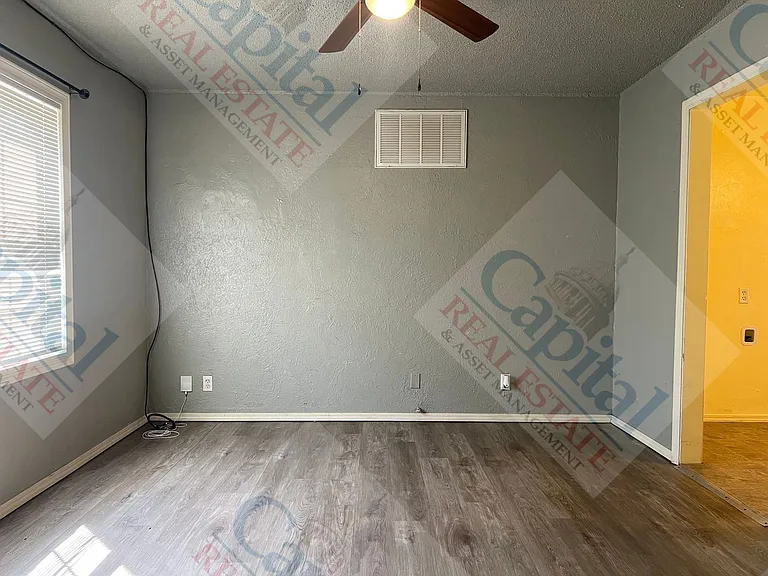 219 E Douglas Dr — Photo 2