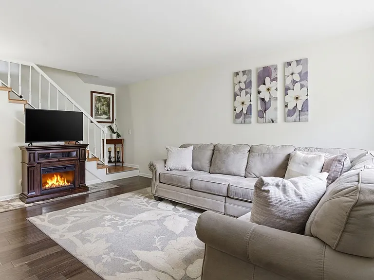 2S734 Winchester Cir W #3 — Photo 4
