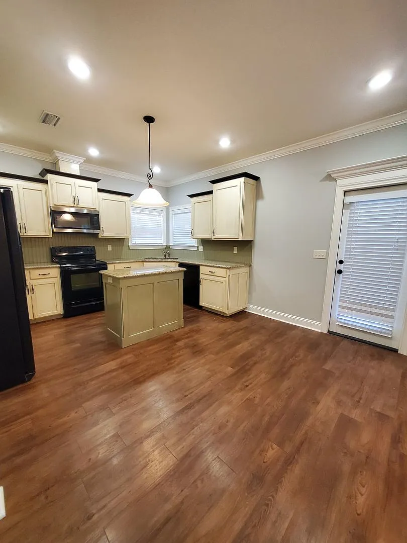 Modern Elegance in the Vineyards: 3-Bedroom Home with Granite Countertops, Wood Floors, and Priva... — Photo 4