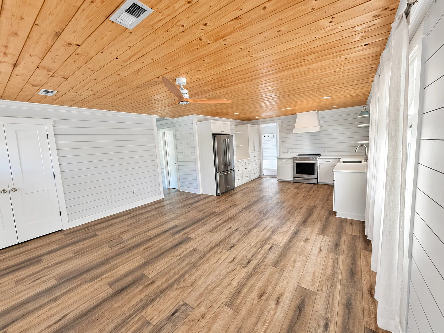 3 bed, 1400 sqft, $5,999 — Photo 2