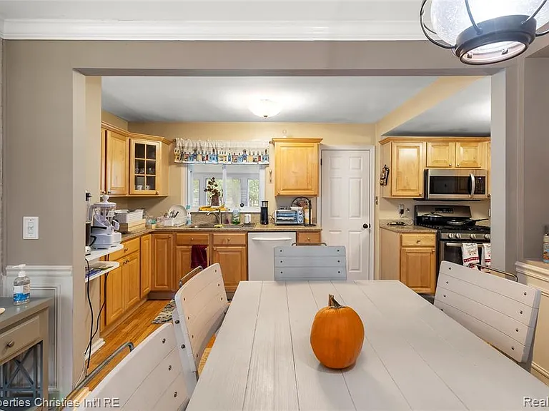 16219 Elizabeth St — Photo 5