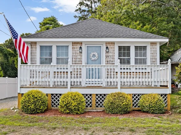 19 Pinehurst Dr, Wareham, MA 02571