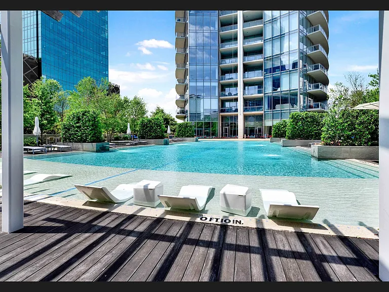 2900 McKinnon St #804 — Photo 29