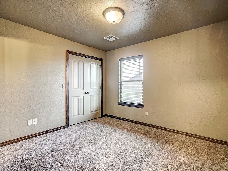 905 Samantha Ln — Photo 38