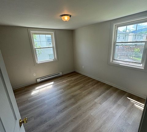 2nd image of 422 Cherrydale Ave