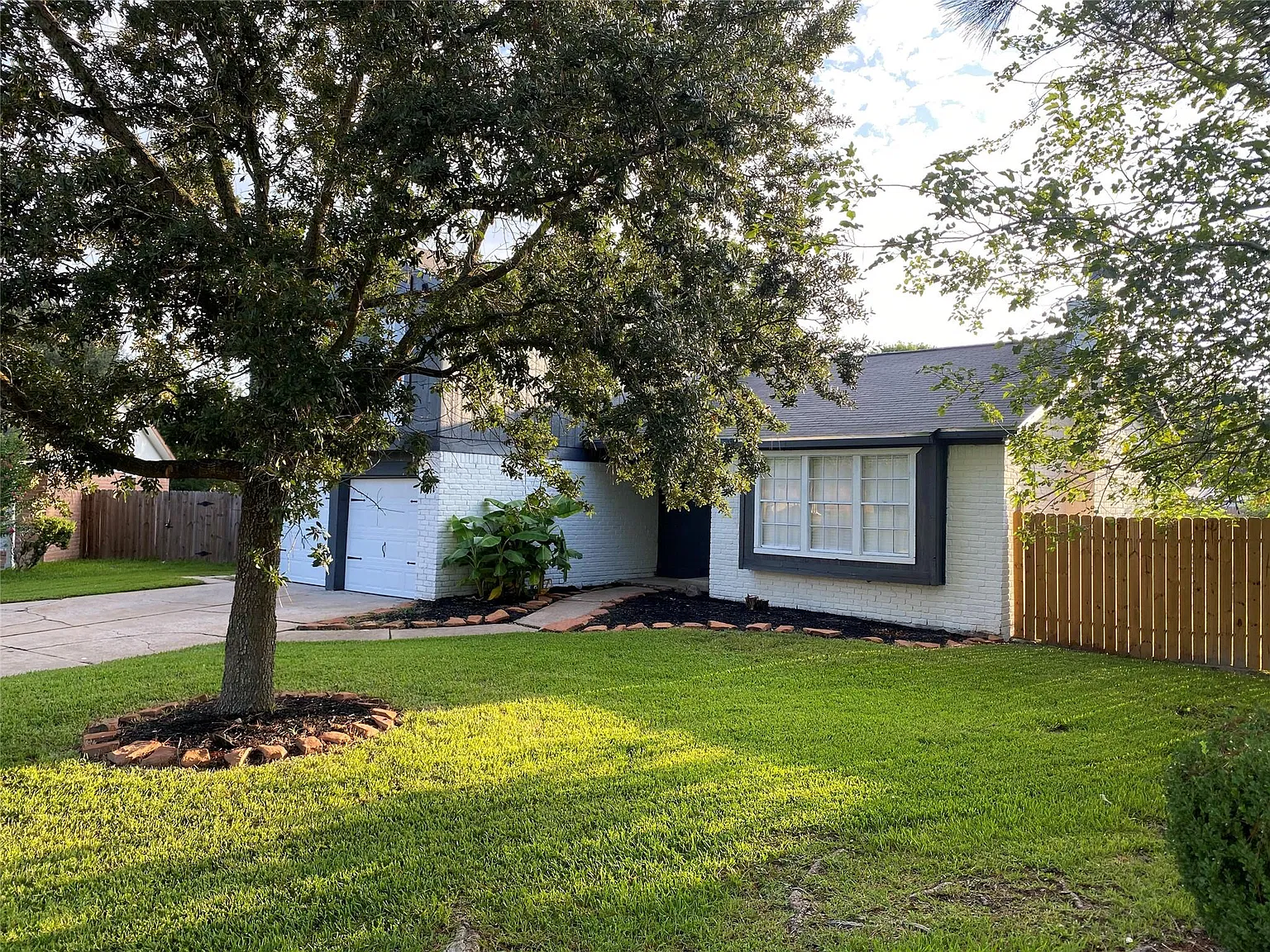 3 bed, 2.0 bath, 1933 sqft, $2,100 — Photo 2