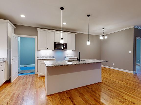 3rd image of 921 Arrowhead Ln