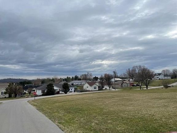 3rd image of 90 Leaf Ln