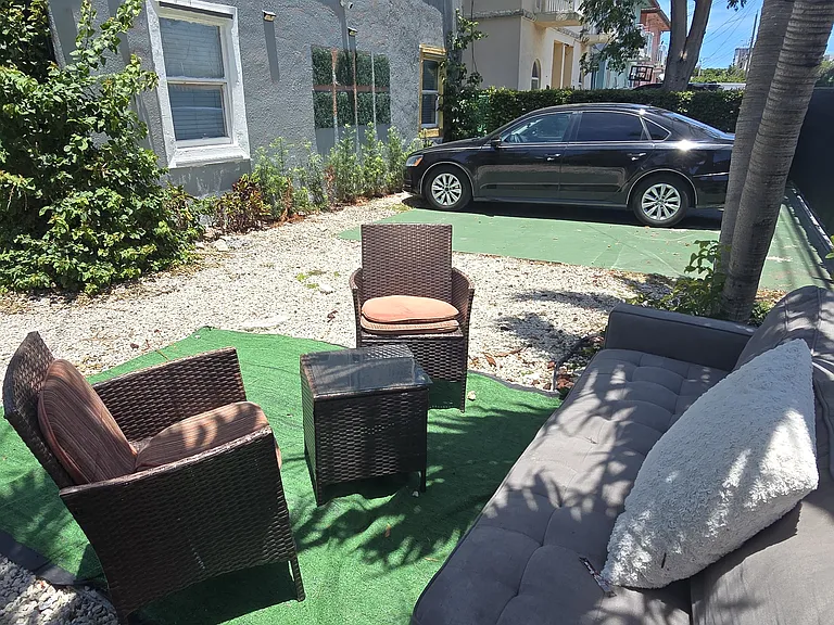 1084 NW 24th St — Photo 4
