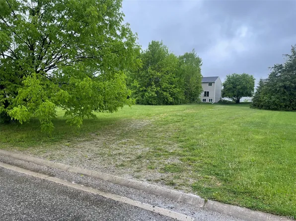 5160 Sandalwood Dr, Grand Blanc, MI 48439