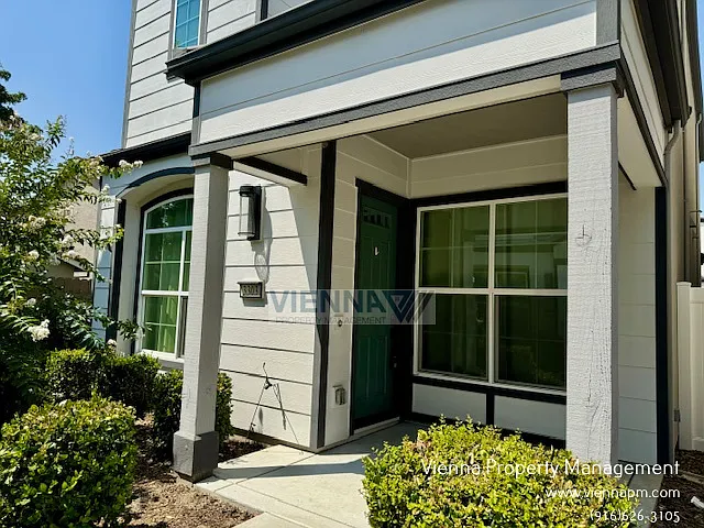 3 bed, 2.5 bath, 1477 sqft, $2,695 — Photo 3