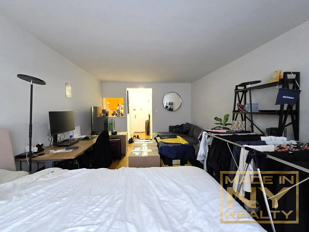 320 West 30th Street — Photo 3