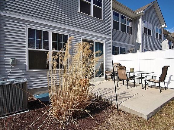 3rd image of 24 Lyndsey Ln