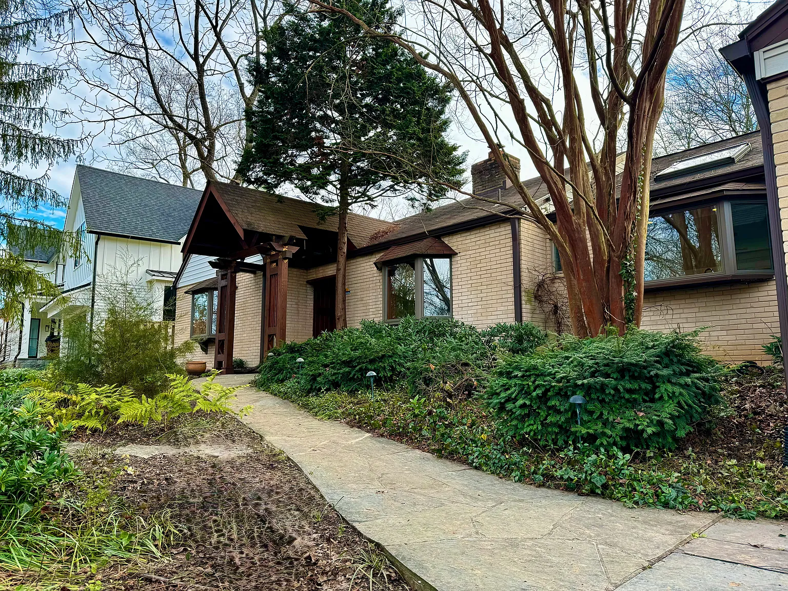 4 bed, 2400 sqft, $5,200 — Photo 1