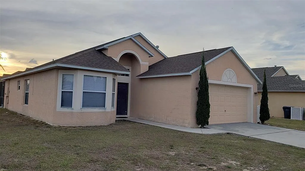 4 bed, 2.0 bath, 1446 sqft, $1,995 — Photo 1