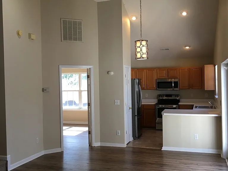 404 Commons Dr — Photo 3