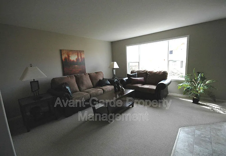 367 Ascott Cres — Photo 4