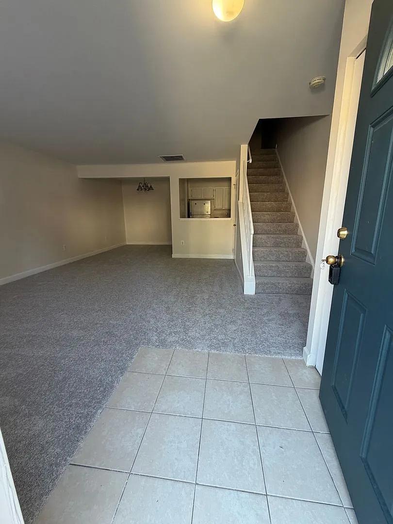 3 Level Townhouse With 3bedrooms And 2 Full Baths — Photo 2