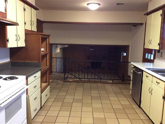 3rd image of 930 N Greenway Dr