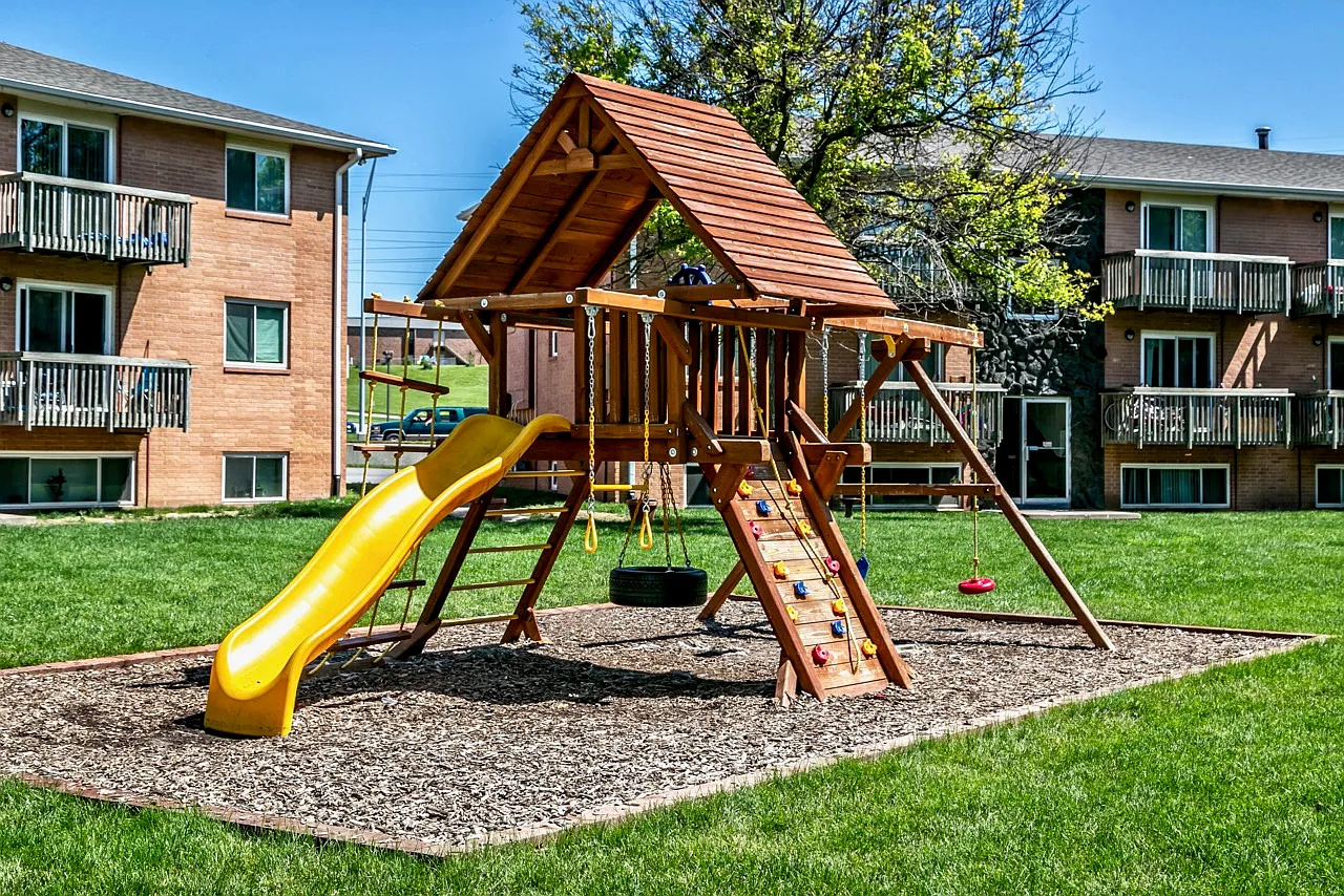 Oak Creek Apartments — Photo 1