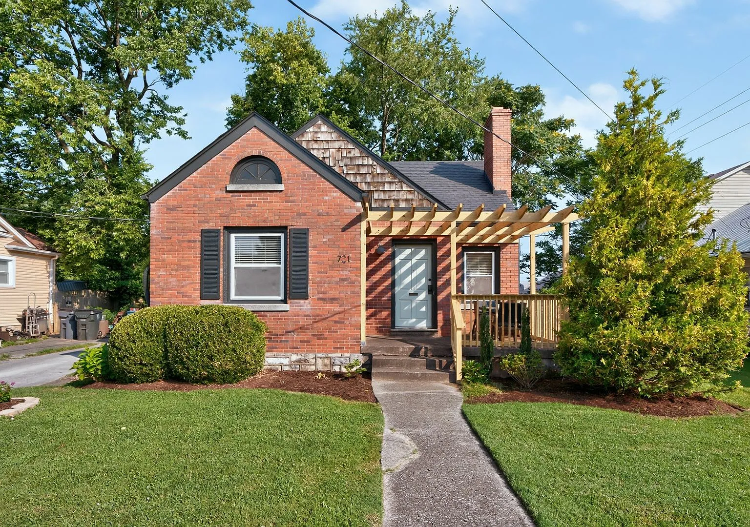 Adorable 3 bedroom downtown bungalow — Photo 1