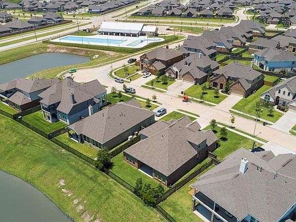 From the aerial view you can see how close the new neighborhood swimming pool and splashpad is.
