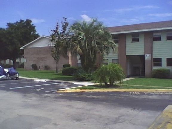 4th image of 819 Sky Lake Cir APT A