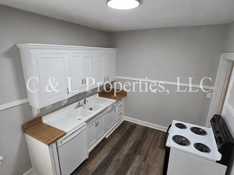 902 Walnut St — Photo 5