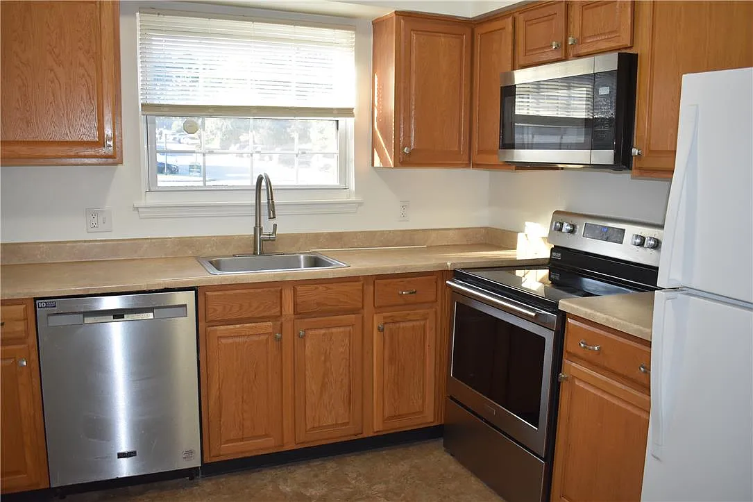 3 bed, 2.5 bath, 1655 sqft, $2,150 — Photo 3