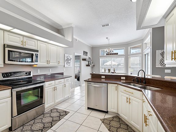 5th image of 240 Elmwood Dr
